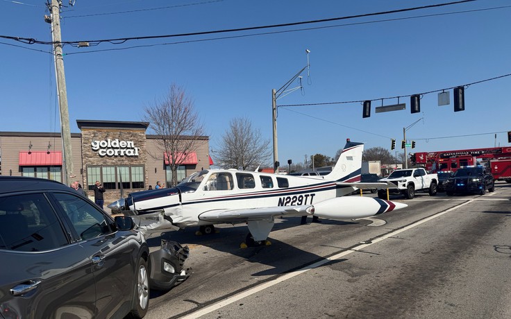 Máy bay hạ cánh khẩn cấp xuống xa lộ sau lời trăn trối của phi công