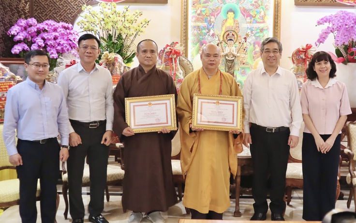 TP.HCM trao bằng khen cho thượng tọa Thích Thanh Phong và thượng tọa Thích Tâm Hải