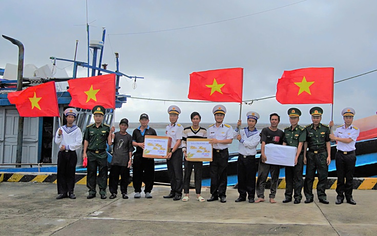 Chiến sĩ Trường Sa trao quà tết, tiếp sức ngư dân vươn khơi bám biển