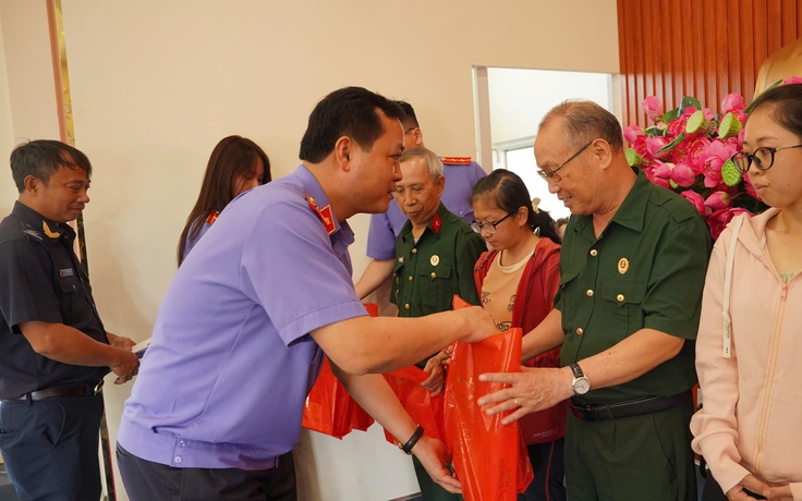 Viện KSND TP.HCM thăm, chúc tết Mẹ Việt Nam anh hùng và tặng quà gia đình chính sách