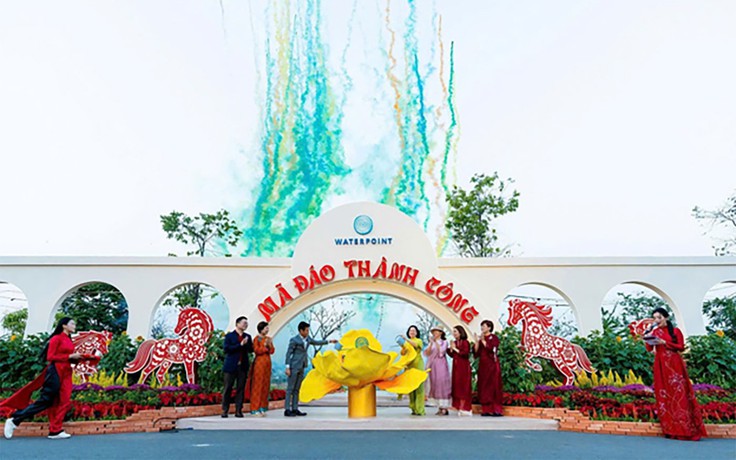 Sắc xuân tại Waterpoint: Hàng ngàn du khách say lòng trước đường hoa rạng rỡ