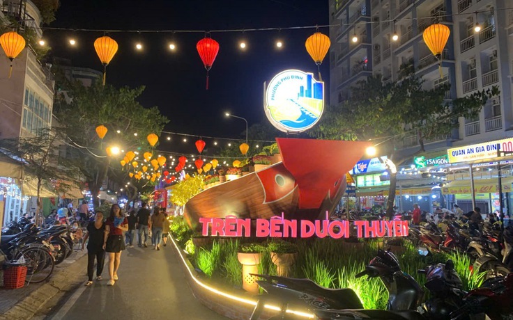 Chợ hoa 'Trên bến dưới thuyền' hot rần rần: Giới trẻ check-in trước giờ G