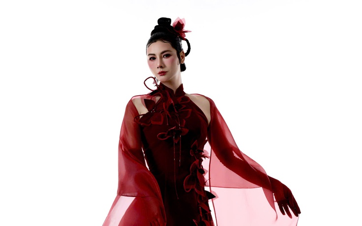 Nhà thiết kế Việt khoe vẻ nóng bỏng sau khi chuyển giới