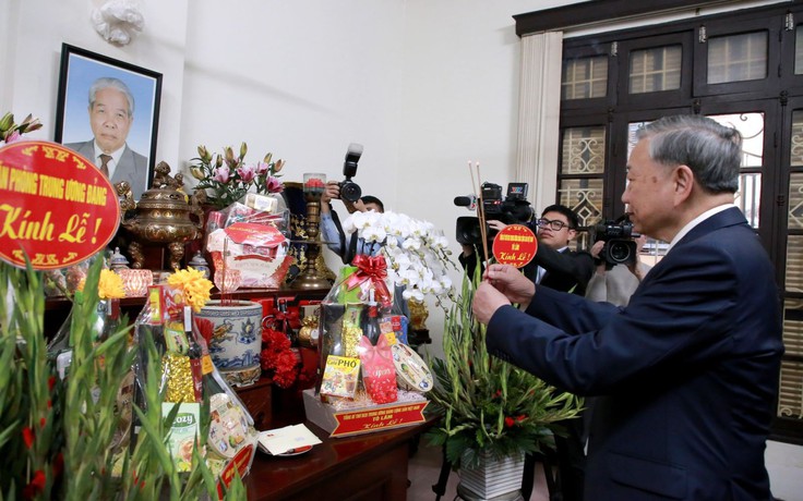 Tổng Bí thư Tô Lâm thắp hương tưởng nhớ các cố Tổng Bí thư và Đại tướng Võ Nguyên Giáp