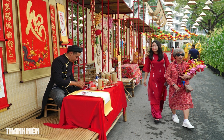 Đổ xô về đường hoa 'phố nhà giàu' Phú Mỹ Hưng chụp ảnh trước giờ khai mạc