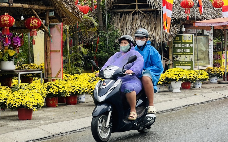 Đội mưa đi chợ tết ở TP.HCM: Cảnh lạ 24 tháng chạp