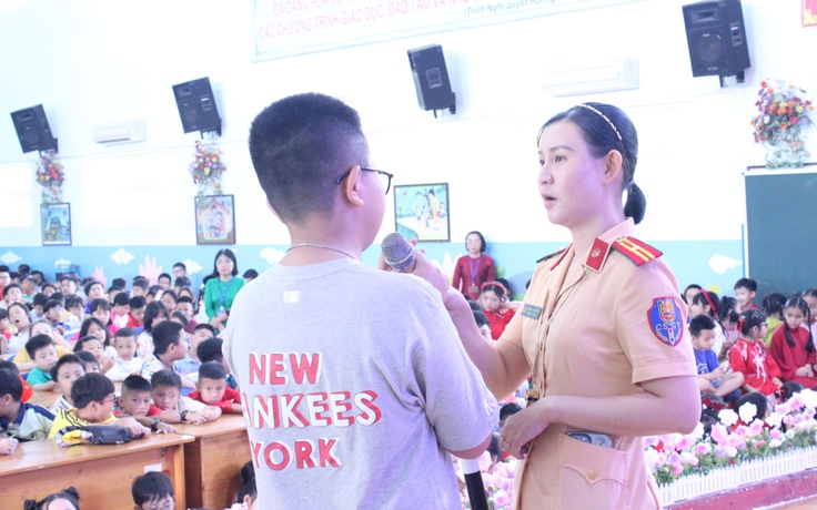 Ngày cuối năm đến trường, học sinh tập làm cảnh sát giao thông, giáo viên, phóng viên