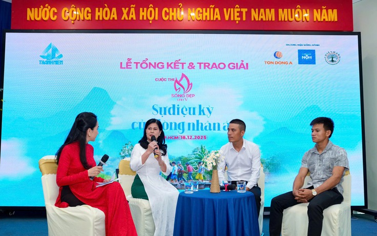 Thanh niên liều mình cứu hàng trăm người trong lũ dữ