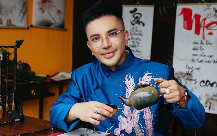 CEO Kevin Nguyễn diện áo dài lịch lãm, gửi lời chúc tết Xuân Bính Ngọ