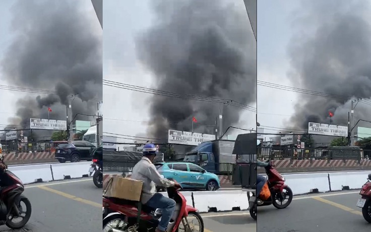 Cháy ở TP.HCM, khói đen cuồn cuộn khiến khu dân cư nháo nhào