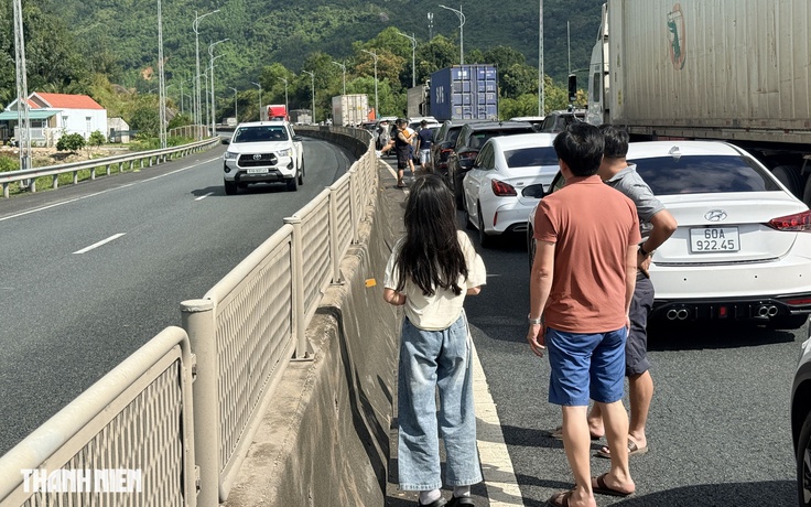 Về quê ăn tết sáng 25 tháng chạp, hàng trăm xe chôn chân trước hầm Đèo Cả