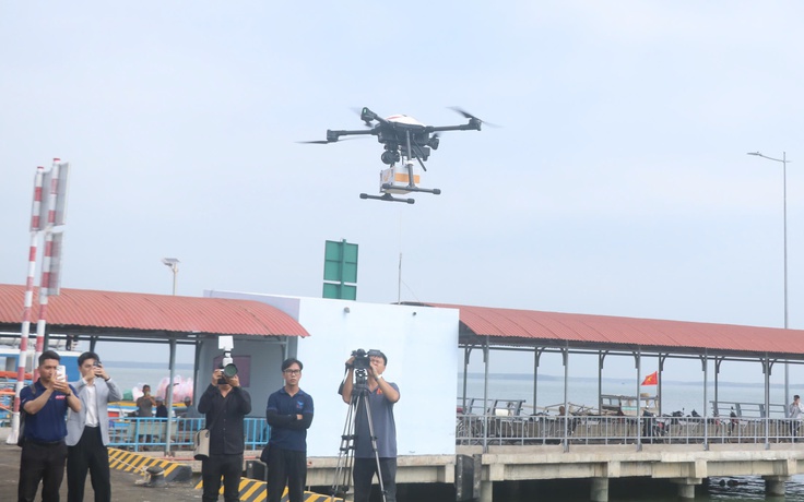 TP.HCM lần đầu tiên giao hàng vượt biển bằng thiết bị bay không người lái
