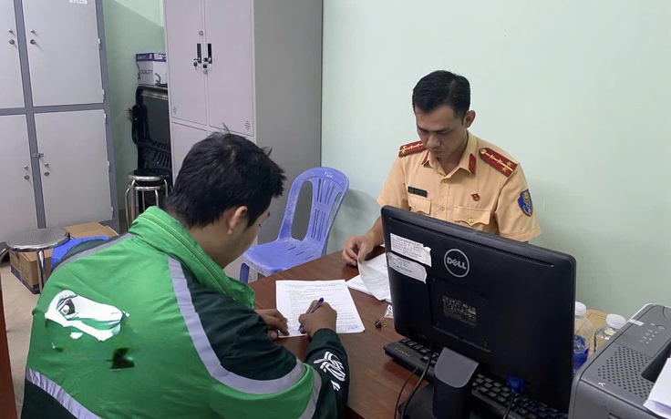 CSGT Chợ Lớn xử phạt 5 triệu đồng một TikToker vì đăng thông tin sai quy định