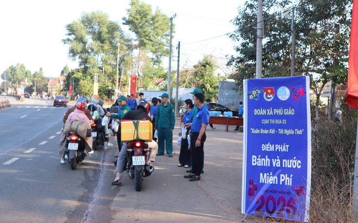 Tiếp sức hàng ngàn chai nước, bánh cho người dân trên đường về quê đón tết