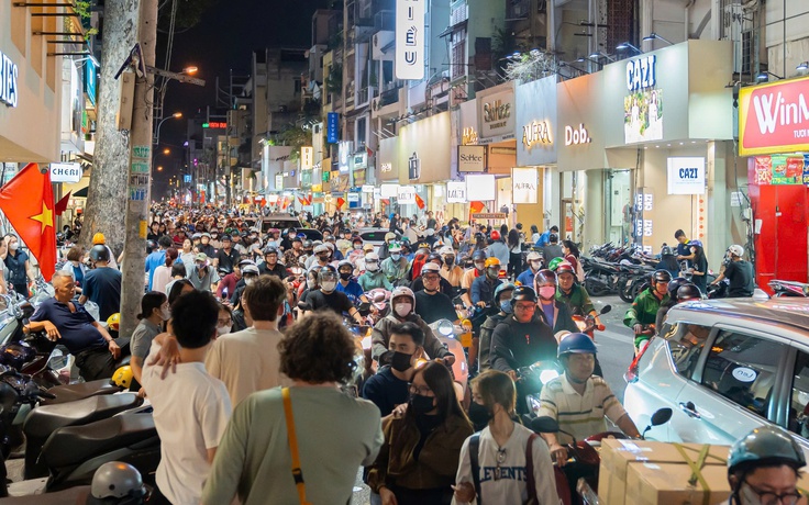 Tối cuối năm, phố thời trang TP.HCM 'vỡ trận' vì người dân sắm tết