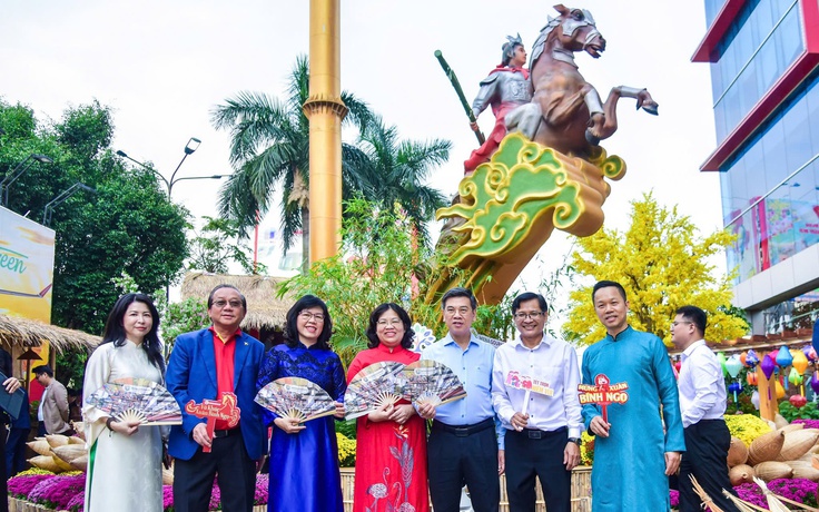 Linh vật Ngựa vươn mình Thánh Gióng tại Đường hoa xuân Menas Tân Sơn Hòa 2026