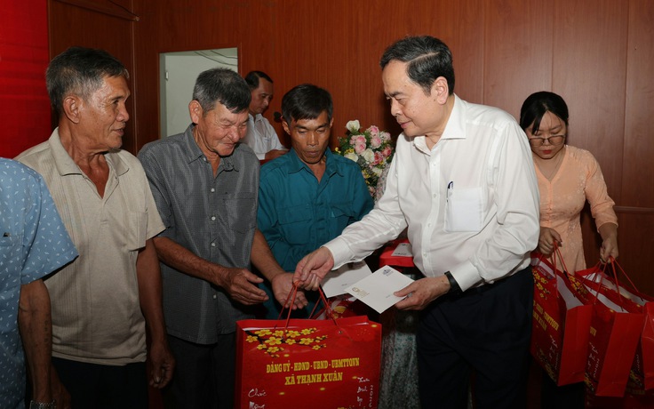 Chủ tịch Quốc hội Trần Thanh Mẫn tặng quà tết người dân xã Thạnh Xuân, Cần Thơ
