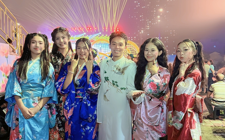 Hồ Văn Cường, nhóm VStar thăng hoa trong show 'Trên bến dưới thuyền' Tết Bính Ngọ