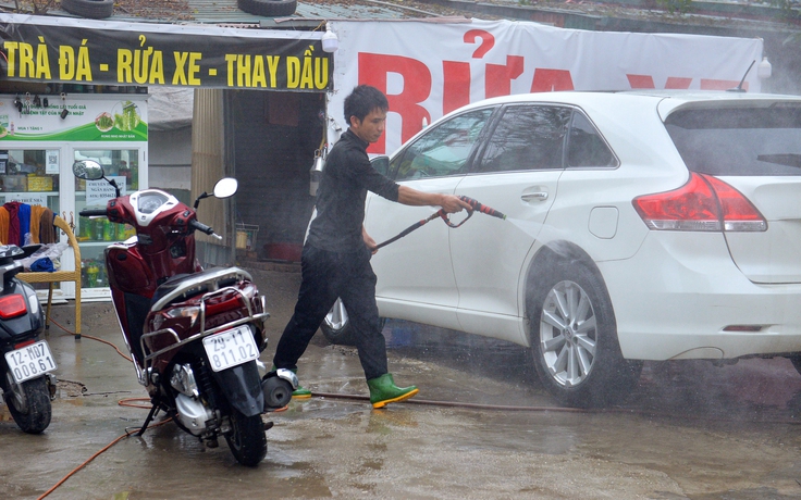 Giá tăng từng ngày, dịch vụ rửa xe 'hốt bạc' dịp cận tết
