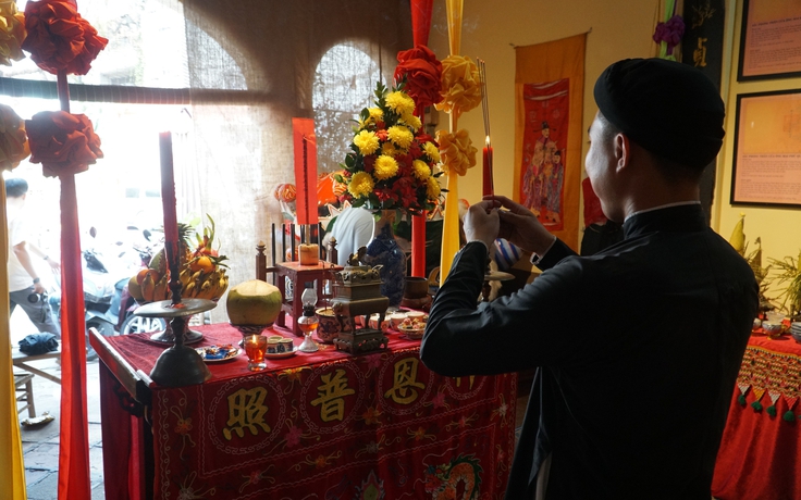 Bàn thờ cúng giao thừa kiểu Nam bộ xưa được tái hiện tại ngôi đình trăm tuổi