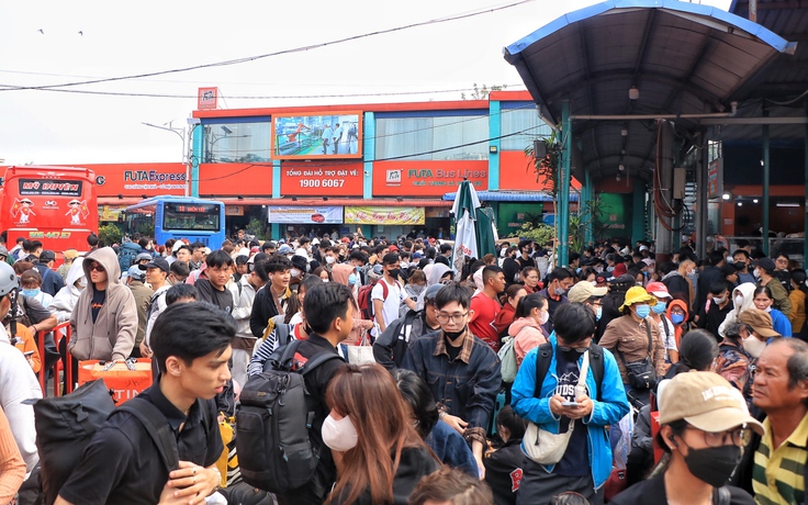 TP.HCM sáng 26 tết: 'Biển người' ở Bến xe Miền Tây