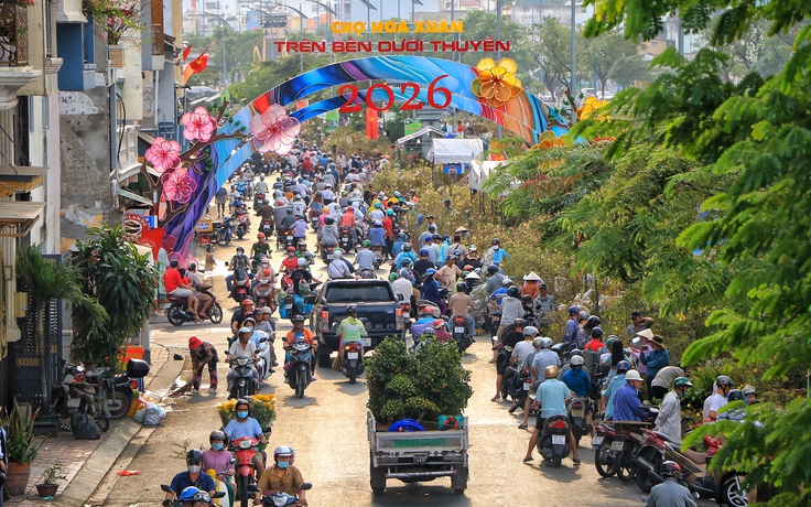 Đường phố TP.HCM ngày làm việc cuối cùng trước kỳ nghỉ tết: Người người 'chở tết về nhà'