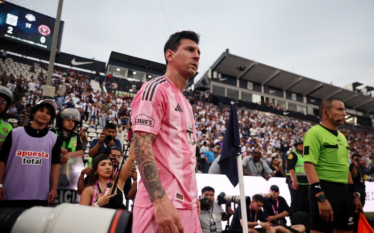 Messi nhận mưa lời khen khi xin lỗi không thi đấu, Ronaldo bị chê trách vì ‘im thin thít’