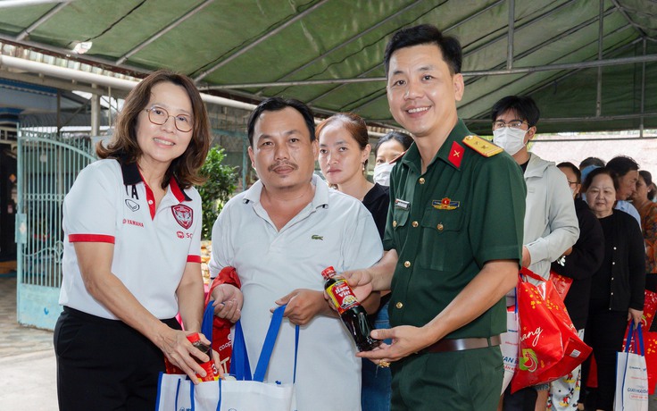 Ấm áp tình quân dân trong dịp xuân Bính Ngọ