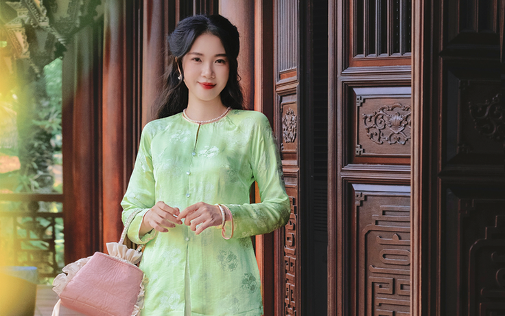 Trang phục từ chất liệu truyền thống lụa, gấm, voan lên ngôi ngày đầu năm