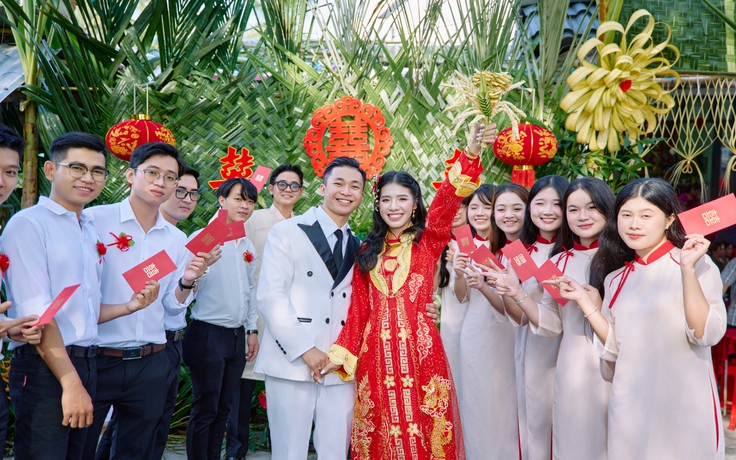 Độc đáo mang xuồng ba lá đi hỏi cưới, tặng khách 1 tấn trái cây