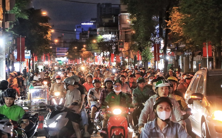 Tối 27 tết: Nhiều tuyến đường TP.HCM ngày thường thông thoáng, nay ùn ùn xe