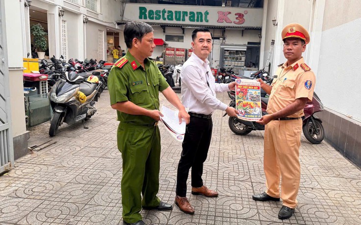 CSGT TP.HCM đến quán nhậu dán decal nhắc 'Đã uống rượu, bia - Không lái xe'