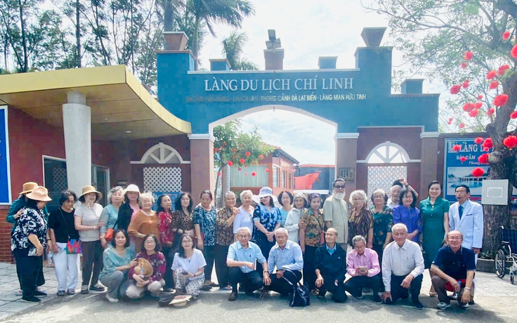 Bãi tắm Làng du lịch Chí Linh sát biển ven đồi