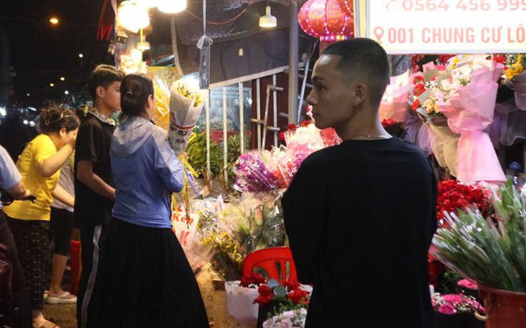 Valentine đặc biệt: 'Tặng em hoa cúc, vạn thọ' thay vì những bó hồng đỏ rực