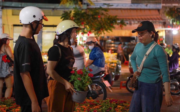 Gia đình 5 người bám trụ vỉa hè, đánh cược 10 ngày bán hoa tết ở TP.HCM