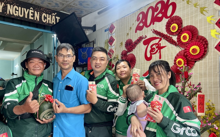 300 tài xế xe công nghệ vỡ òa khui lì xì tại bữa cơm tết ấm lòng