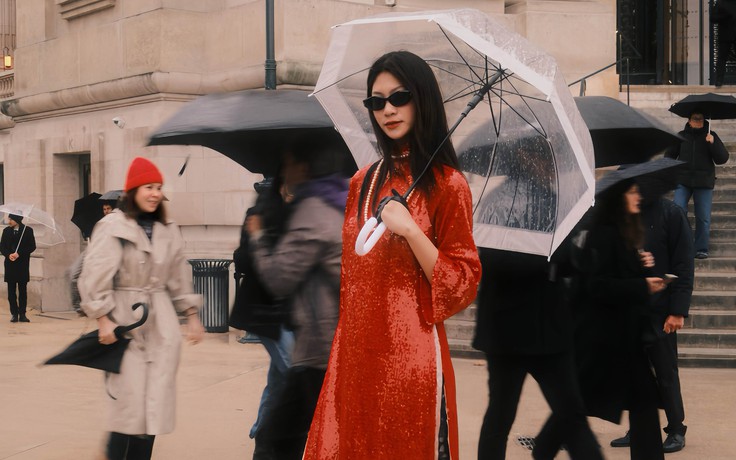 Áo dài Việt 'du xuân' quốc tế