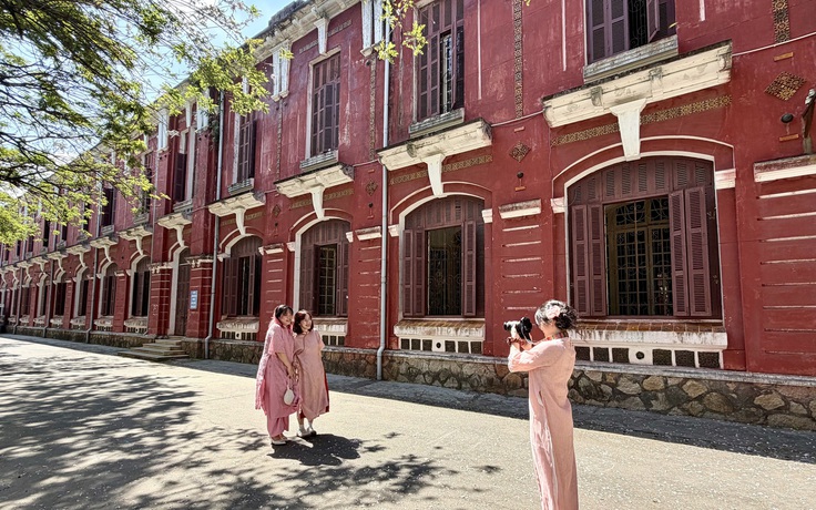 Tết Bính Ngọ nắng đẹp, Trường Quốc học Huế thu hút các thế hệ đến 'check in'