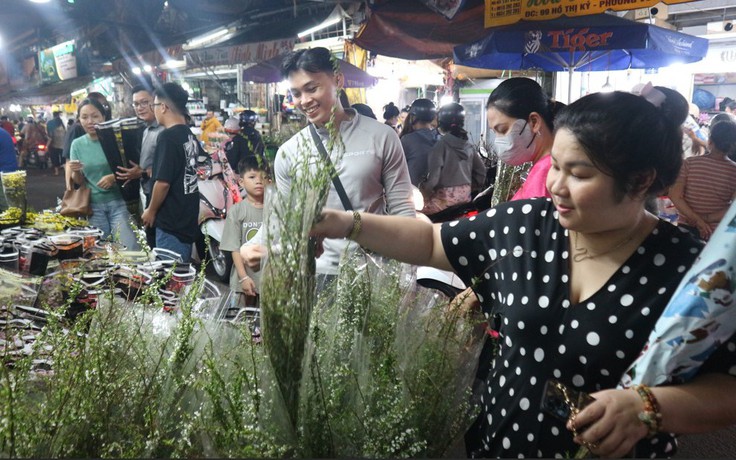 Loại hoa nào giá 200.000 - 250.000 đồng, bán chạy nhất chợ Hồ Thị Kỷ tết này?