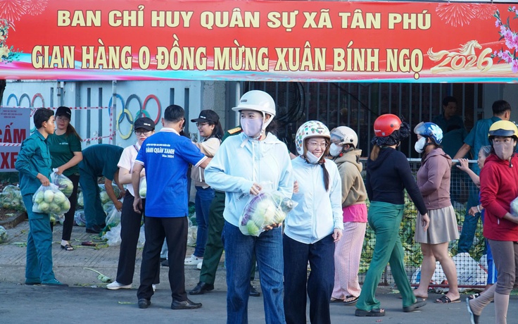 Ban Chỉ huy quân sự xã Tân Phú phát miễn phí 10 tấn rau củ cho dân