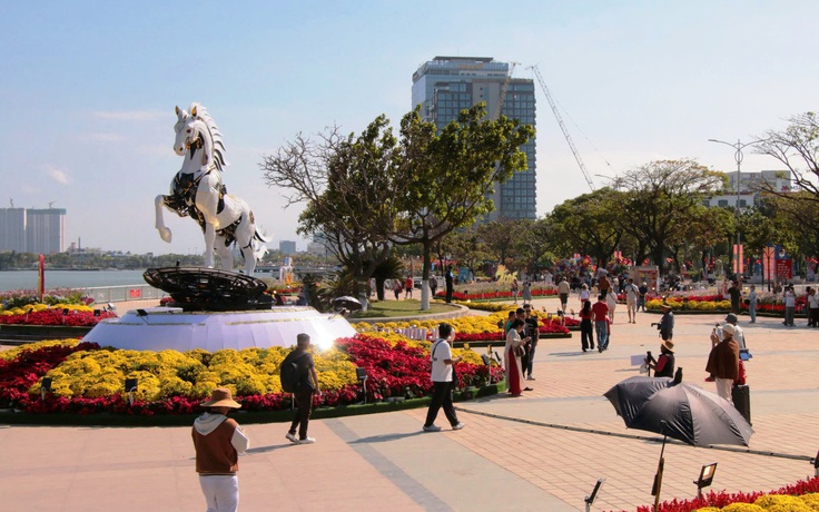 Hàng ngàn người đổ về check-in cùng linh vật 'trùm cuối' Kim Mã 4.0 bên sông Hàn