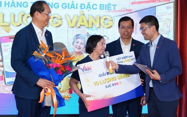 Gửi tiết kiệm 1,1 tỉ đồng, khách hàng Vikki trúng 10 lượng vàng