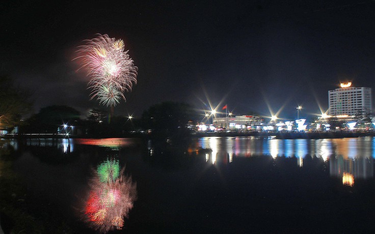 Cà Mau giao thừa quảng trường chật kín người, pháo hoa thắp niềm tin năm mới