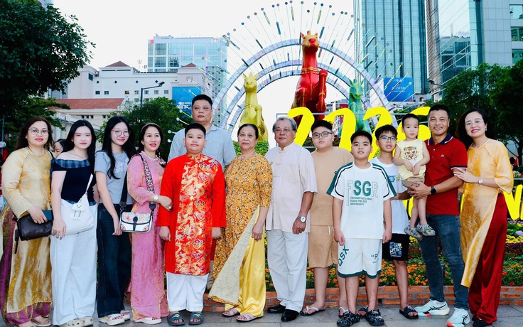 Gia đình miền Bắc vào TP.HCM ăn tết: Ấn tượng mai vàng ngập lối