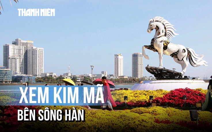 Linh vật Kim Mã hút khách, trở thành điểm 'check in' cận Tết tại Đà Nẵng