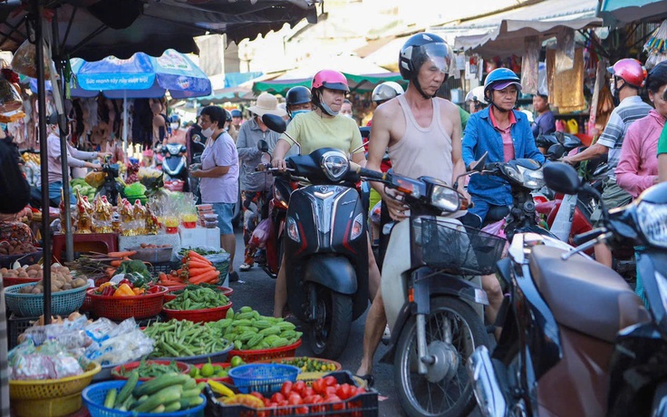 Sáng 29 tết, chợ đông nghẹt: Nhiều người giật mình vì giá nấm tăng gấp đôi