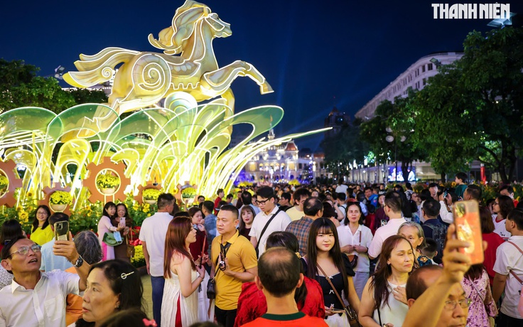 TP.HCM giao thừa 29 tết: Đông nghẹt người dân, du khách đổ về đường hoa Nguyễn Huệ