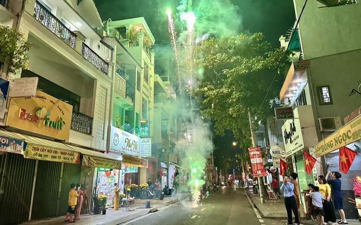 Pháo hoa rực sáng khắp ngã đường TP.HCM giao thừa Tết Bính Ngọ 2026