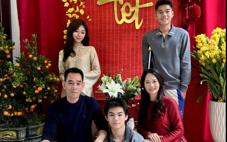 Hiểu Minh đăng ảnh chống nạng đón tết cùng gia đình, Đình Bắc và Minh Phúc nói lời cảm động