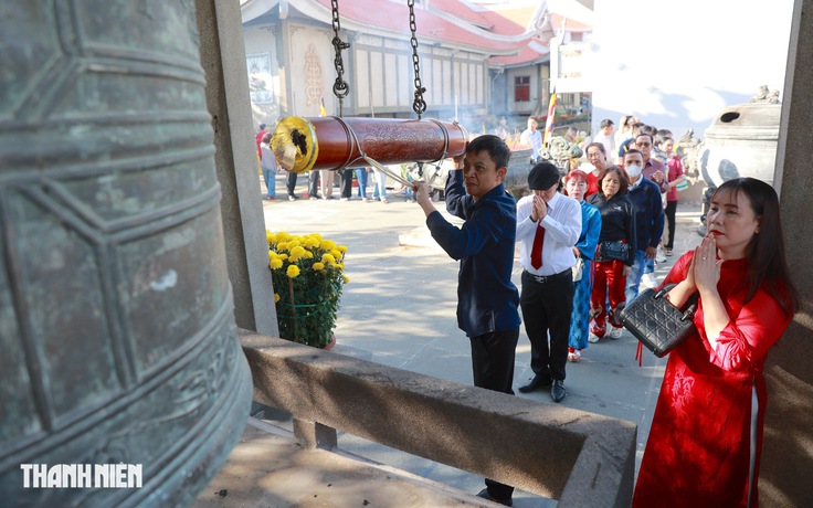 Đi chùa mùng 1 Tết Bính Ngọ ở TP.HCM cầu bình an, hạnh phúc